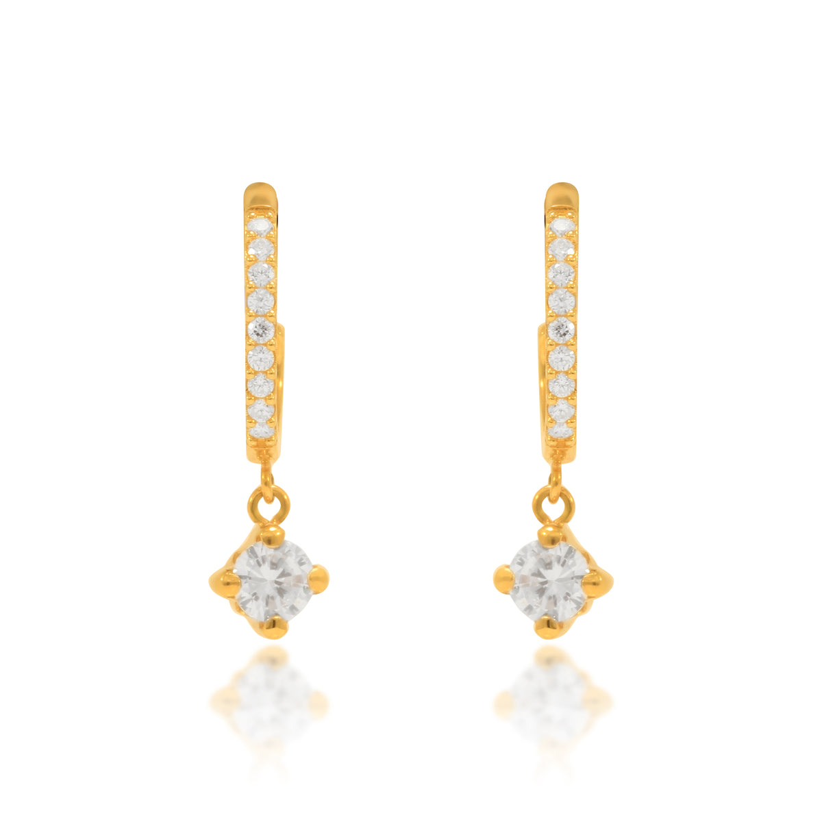 Pendientes aro de oro amarillo 18 quilates con aro cuajado de circonitas y una circonita final engastada en 4 garras. Los pendientes miden 2 cm de largo. Colección MONTREY, nuestra marca de la casa.