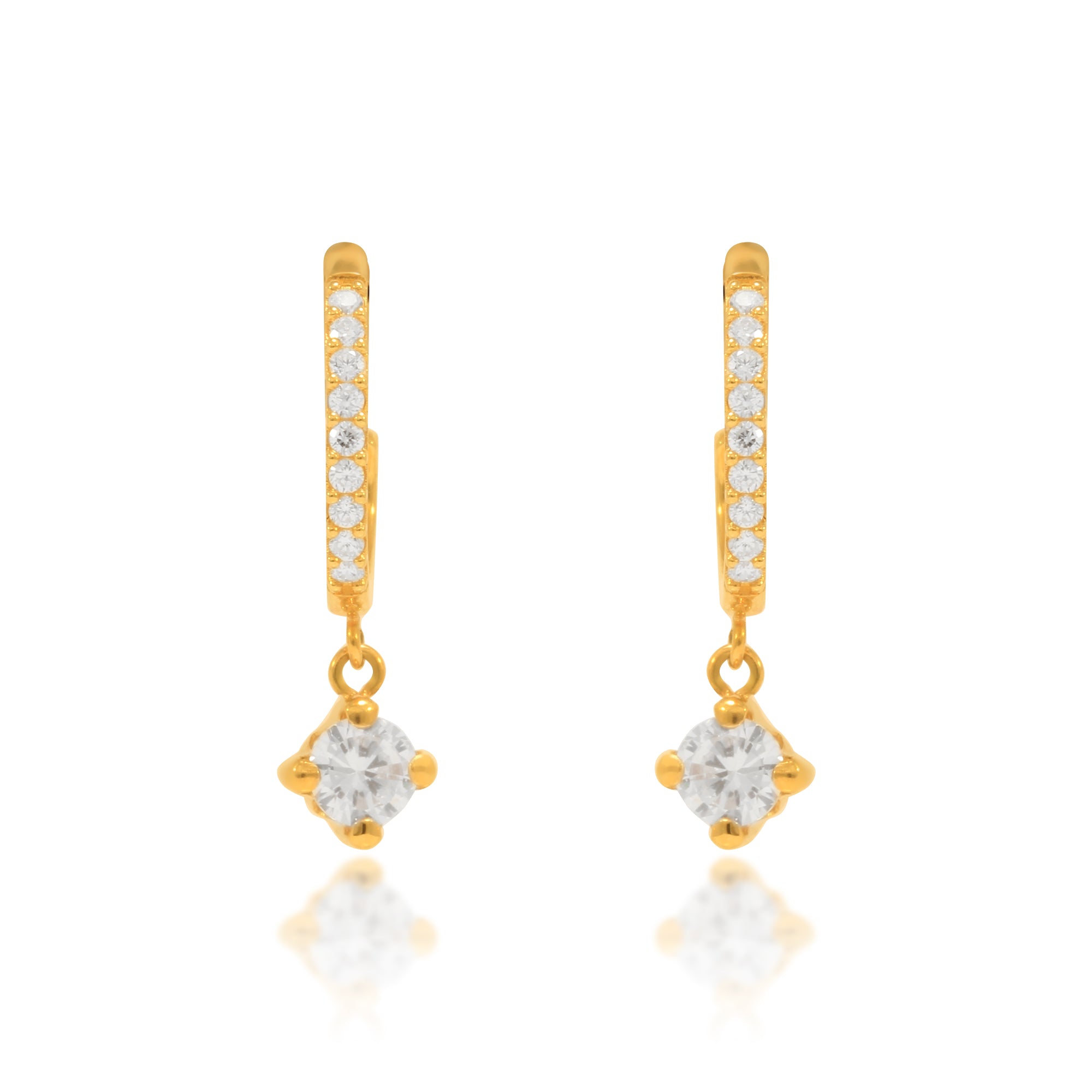 Pendientes aro de oro amarillo 18 quilates con aro cuajado de circonitas y una circonita final engastada en 4 garras. Los pendientes miden 2 cm de largo. Colección MONTREY, nuestra marca de la casa.