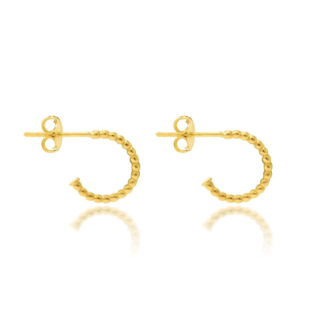 Pendientes en forma de aro de oro amarillo 18 quilates. El aro tiene un diámetro de 1 cm. Colección MONTREY, nuestra marca de la casa.