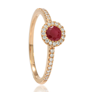 Sortija de oro rosa de 18 quilates con 18 diamantes talla brillante  y una rubí central. 