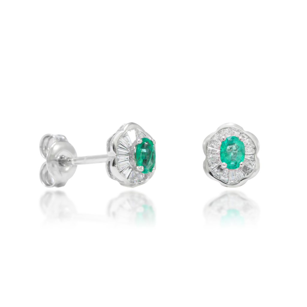 Pendientes de oro blanco de 18kt con diamantes y esmeralda.