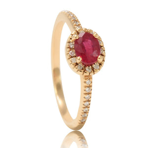 Anillo de oro rosa con diamantes y un rubí talla oval