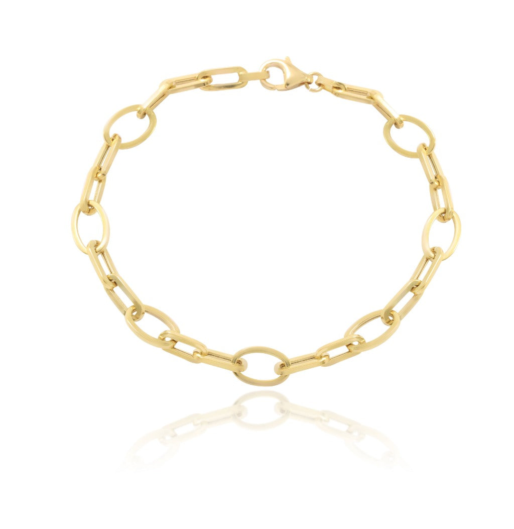 Pulsera realizada en oro amarillo de 18 quilates con eslabones en forma oval intercalados con eslabones más alargados. Pamplona