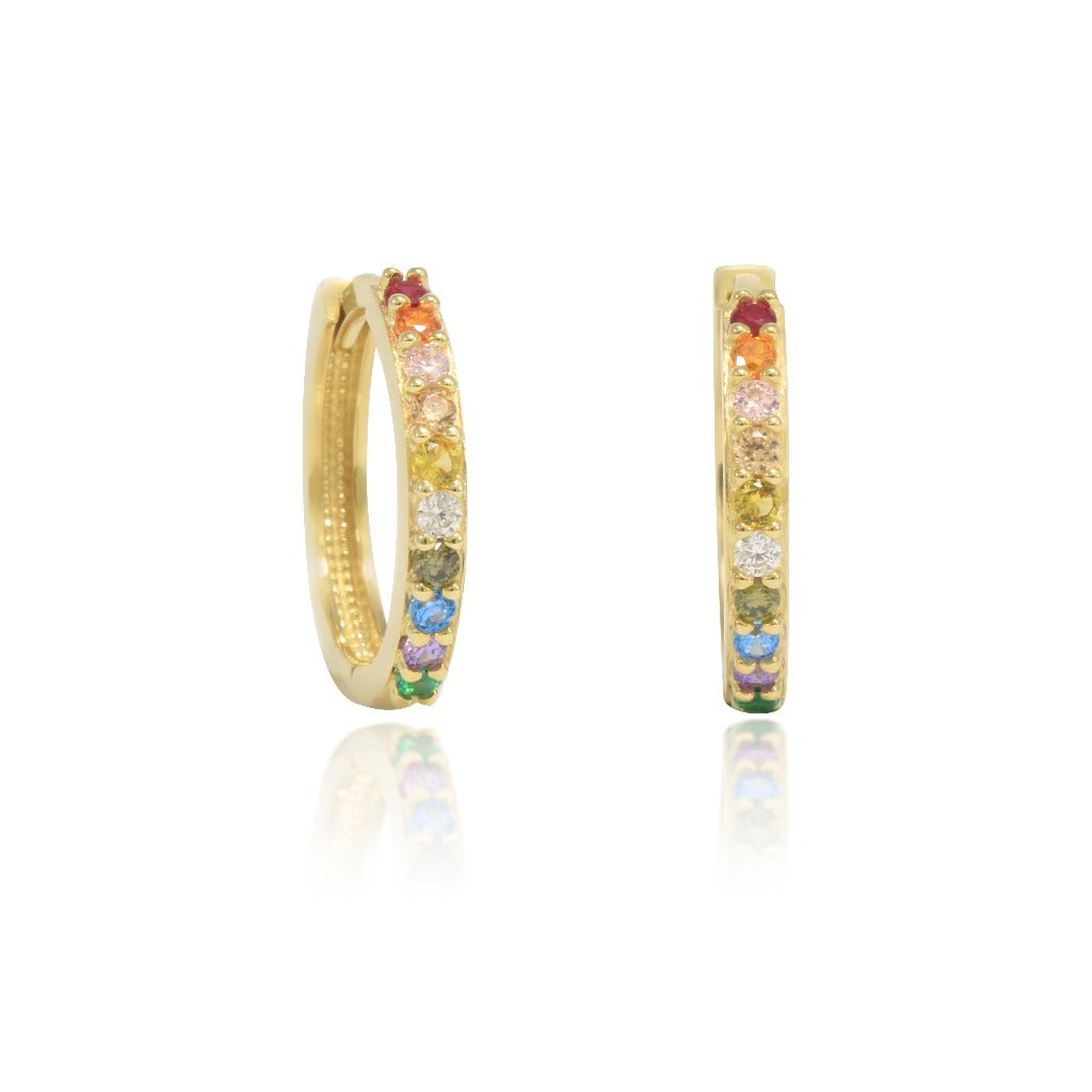 Aros de oro con piedras de colores.