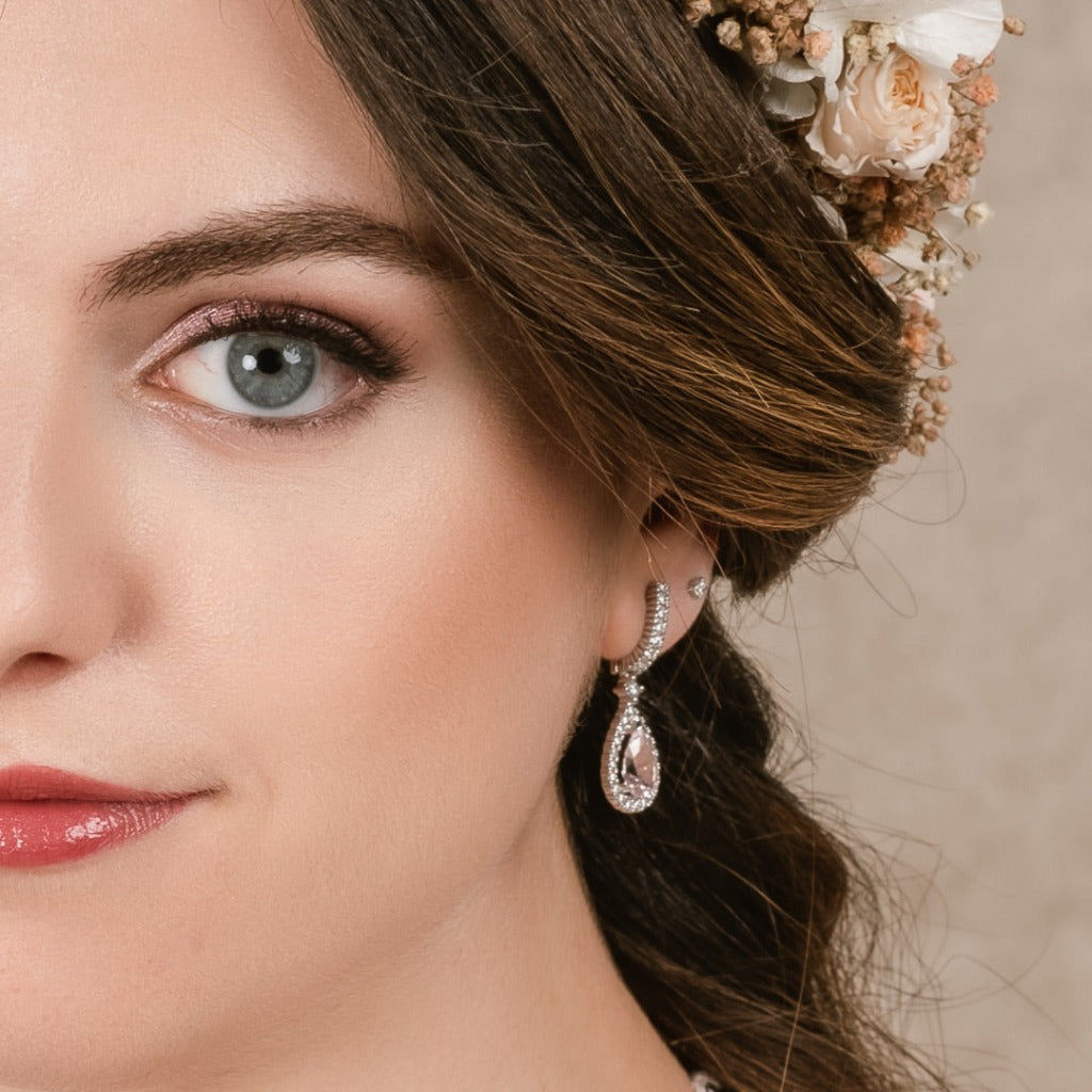 Pendientes de plata de primera ley (925) con baño de rodio con circonita blanca en forma de gota y piedra sintética central color rosa agua