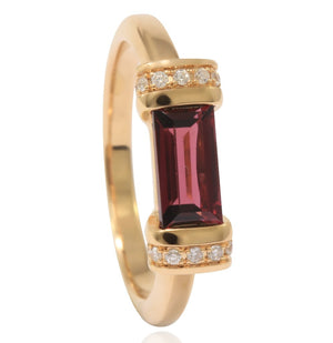 anillo de oro rosa 18kt con diamantes y rodolita. Joyería Pamplona