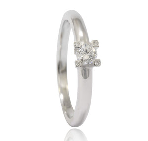 anillo de compromiso de oro blanco y diamantes joyeria pamplona