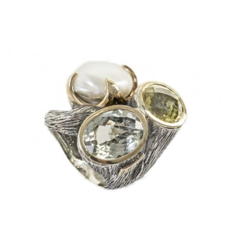 Anillo realizado en plata de primera ley (925) y oro 9 de quilates con perla nucleada, amatista verde y cuarzo dorado. Styliano