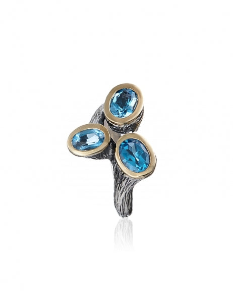 Anillo realizado en plata de primera ley (925) y oro 9 de quilates y topacio azul. Styliano pamplona