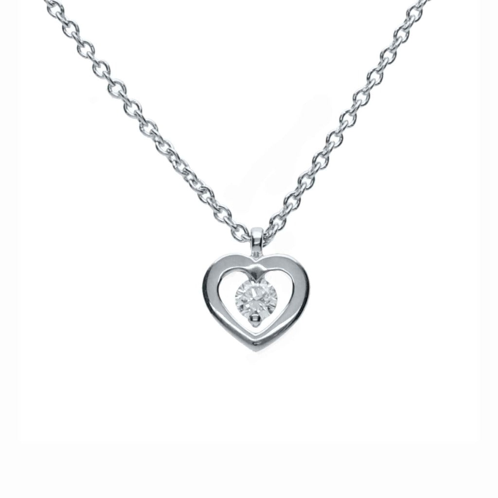 Colgante en oro blanco de 18 quilates en forma de corazón con un diamante central de 0,05cts. La cadena no está incluida. Joyería Pamplona.