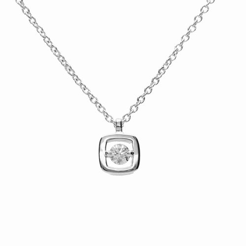 Colgante en oro blanco de 18 quilates en forma cuadrada con un diamante central de 0,07cts. La cadena no está incluida. Joyería Pamplona.