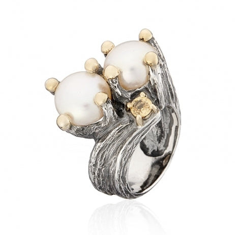 Anillo realizado en plata de primera ley (925) y oro 9 de quilates, perlas y cítrico.