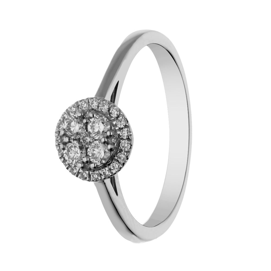Sortija de oro blanco de 18 quilates con 4 diamantes centrales de 0,16cts. acompañados de 4 diamantes pavé de 0,014cts. con una orla de 20 diamantes talla brillante con un total de 0,11cts.