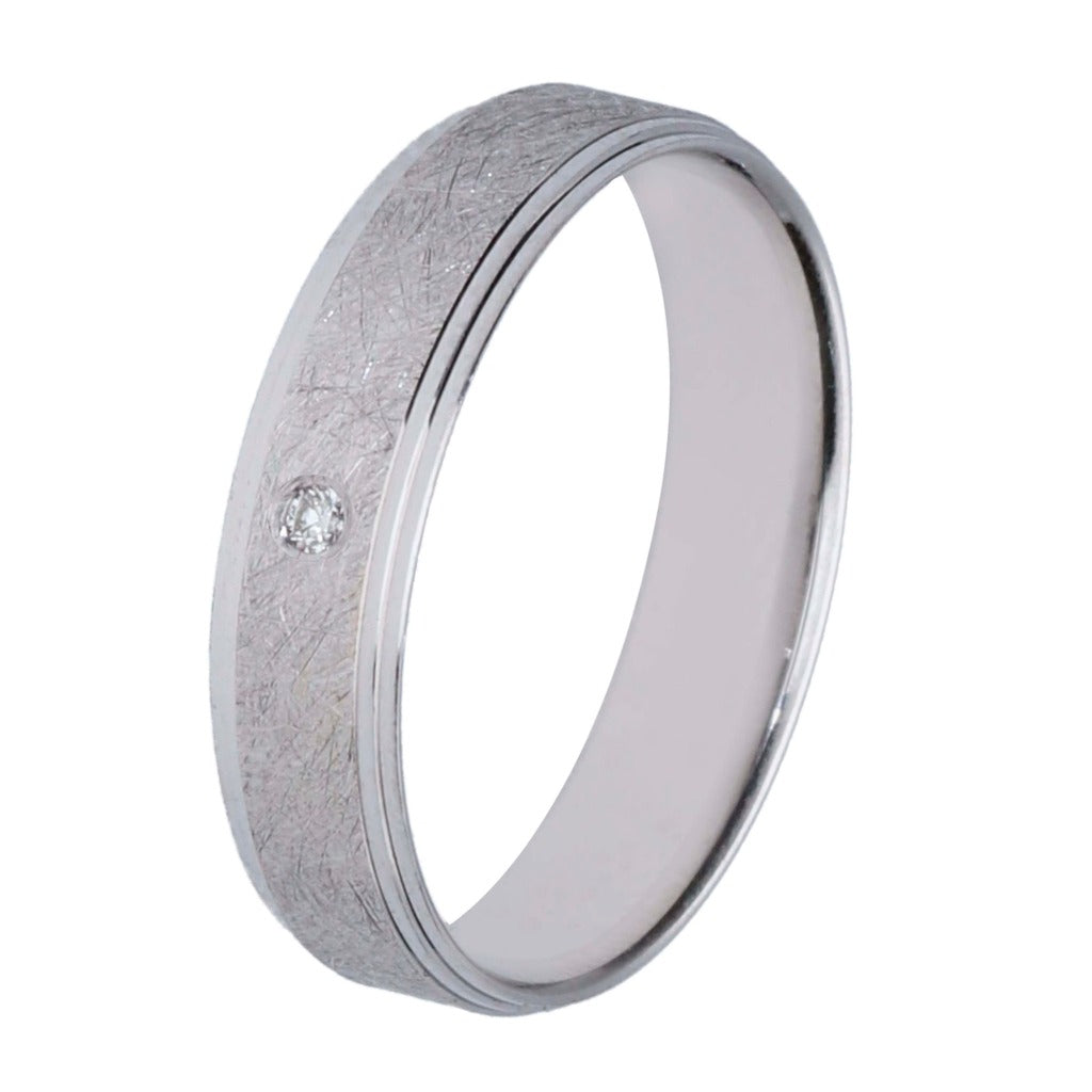 Alianza confort en oro blanco de 18 quilates con un diamante. Joyería Pamplona.