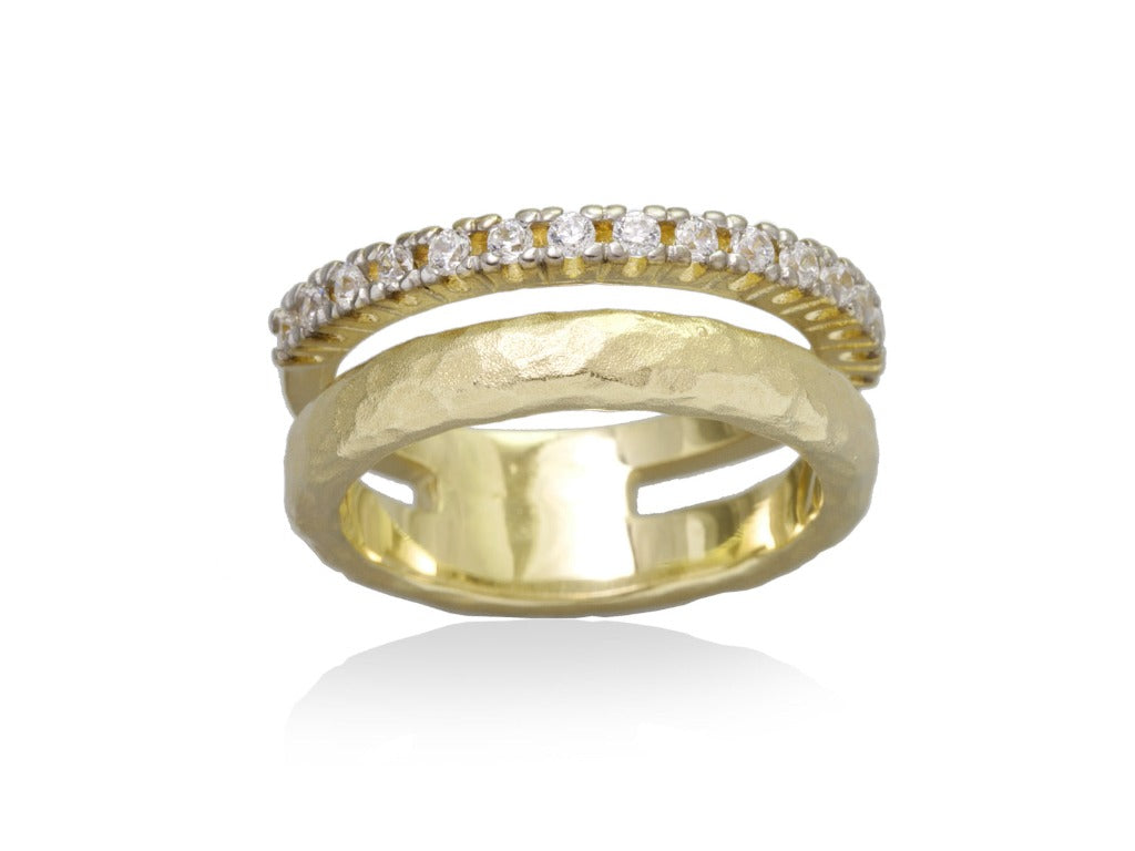 Anillo de plata de primera ley (925) chapada en oro amarillo de 18kt con circonita blanca. Joyería Pamplona.