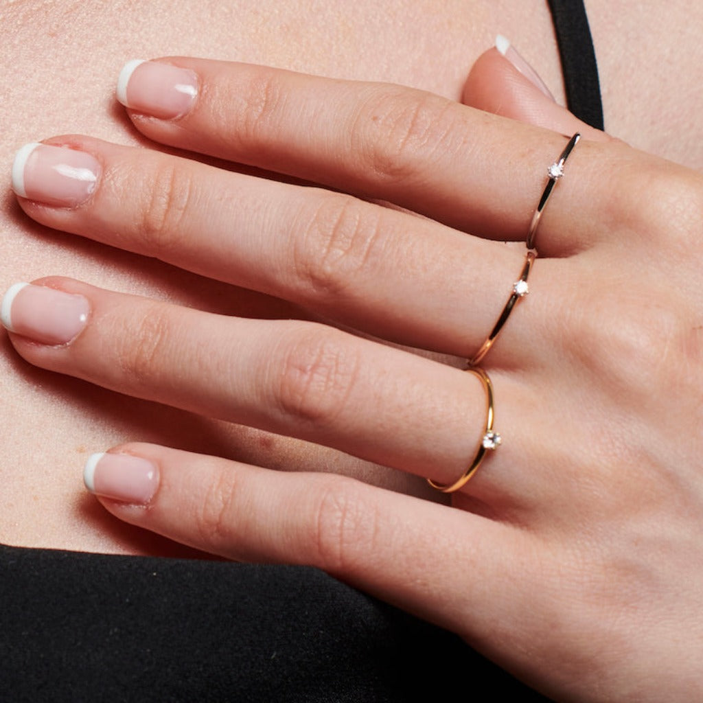 Sortija solitario en oro rosa de 18 quilates, con un diamante. Sortija de compromiso. Joyería Pamplona.