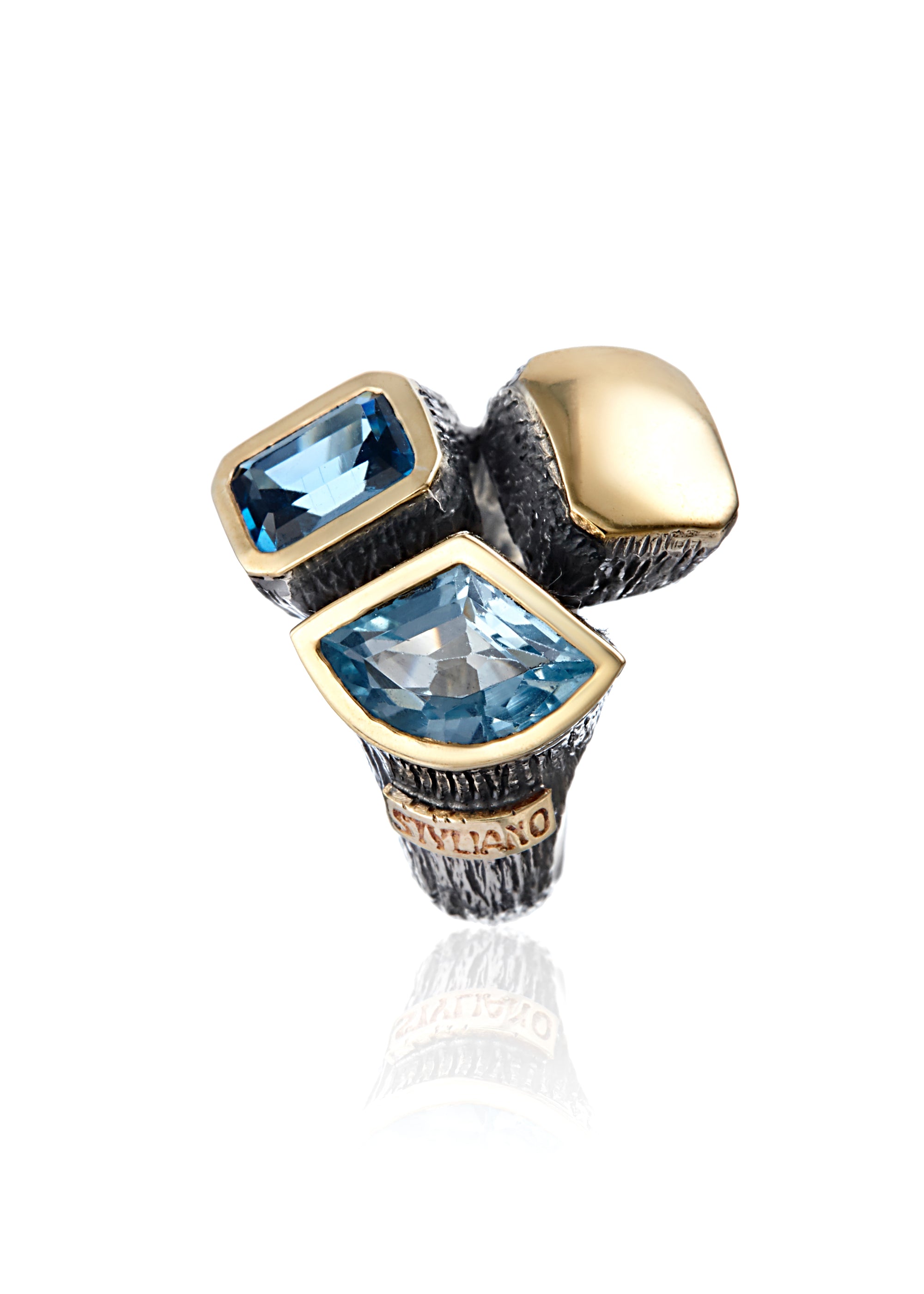 Anillo de plata de primera ley, oro de 9 quilates y topacio azul. Colección Styliano Jewellery. Joyería Pamplona.