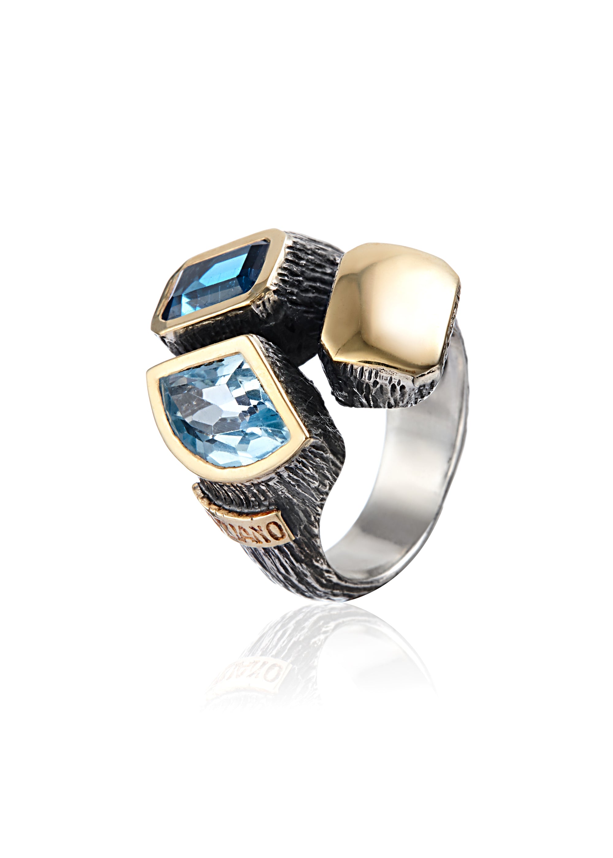 Anillo de plata de primera ley, oro de 9 quilates y topacio azul. Colección Styliano Jewellery. Joyería Pamplona.