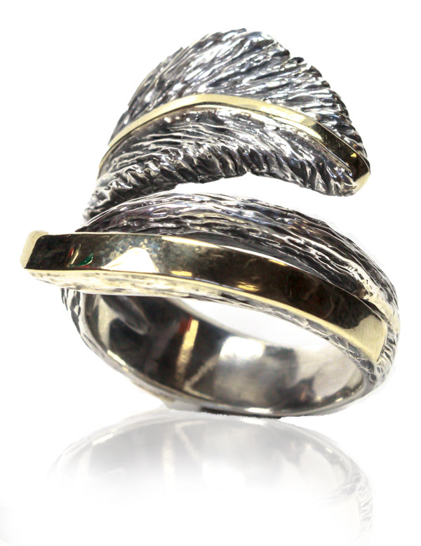 Anillo de plata de primera ley, y oro de 9 quilates en forma de hoja. Colección Styliano Jewellery. Joyería Pamplona.