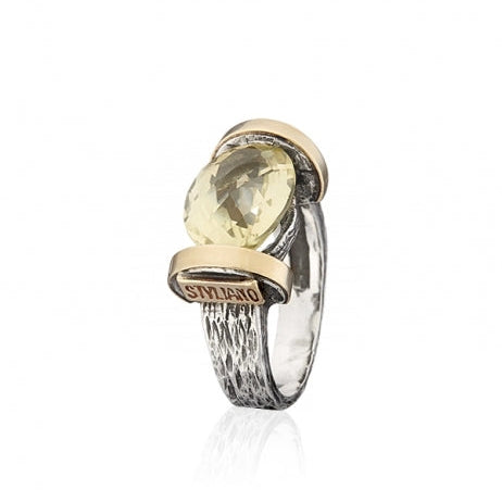 Anillo realizado en plata de primera ley (925) y oro 9 de quilates y cuarzo. Styliano Pamplona