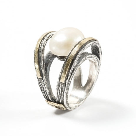 Anillo realizado en plata de primera ley (925) y oro 9 de quilates y perla cultivada.