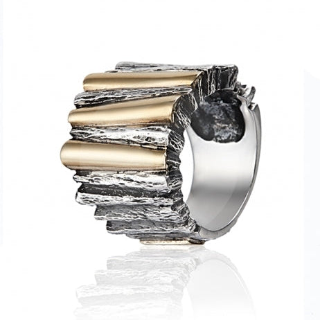 Anillo realizado en plata de primera ley (925) y oro 9 de quilates.