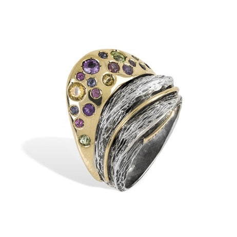 Anillo realizado en plata de primera ley (925) y oro 9 de quilates.