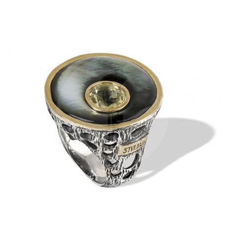 Anillo realizado en plata de primera ley (925) y oro 9 de quilates, madre perla y cuarzo.