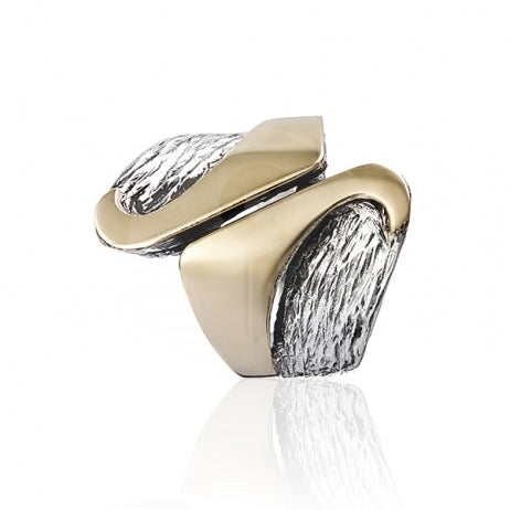 Anillo realizado en plata de primera ley (925) y oro 9 de quilates.