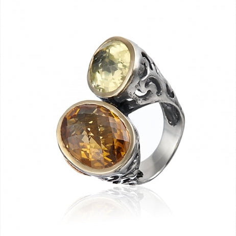 Anillo realizado en plata de primera ley (925) y oro 9 de quilates, cuarzo whisky y cuarzo golden.