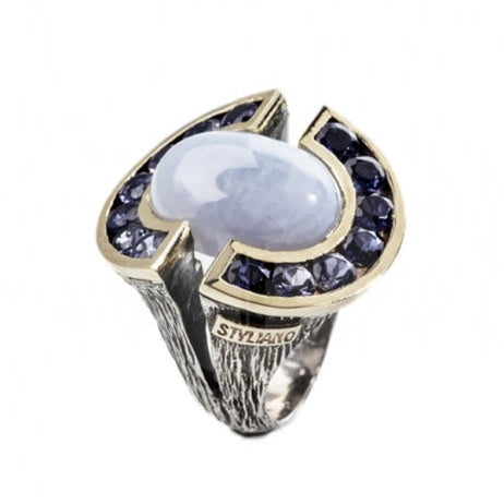 Anillo realizado en plata de primera ley (925) y oro 9 de quilates, calcedonia e iolitas. Styliano Navarra