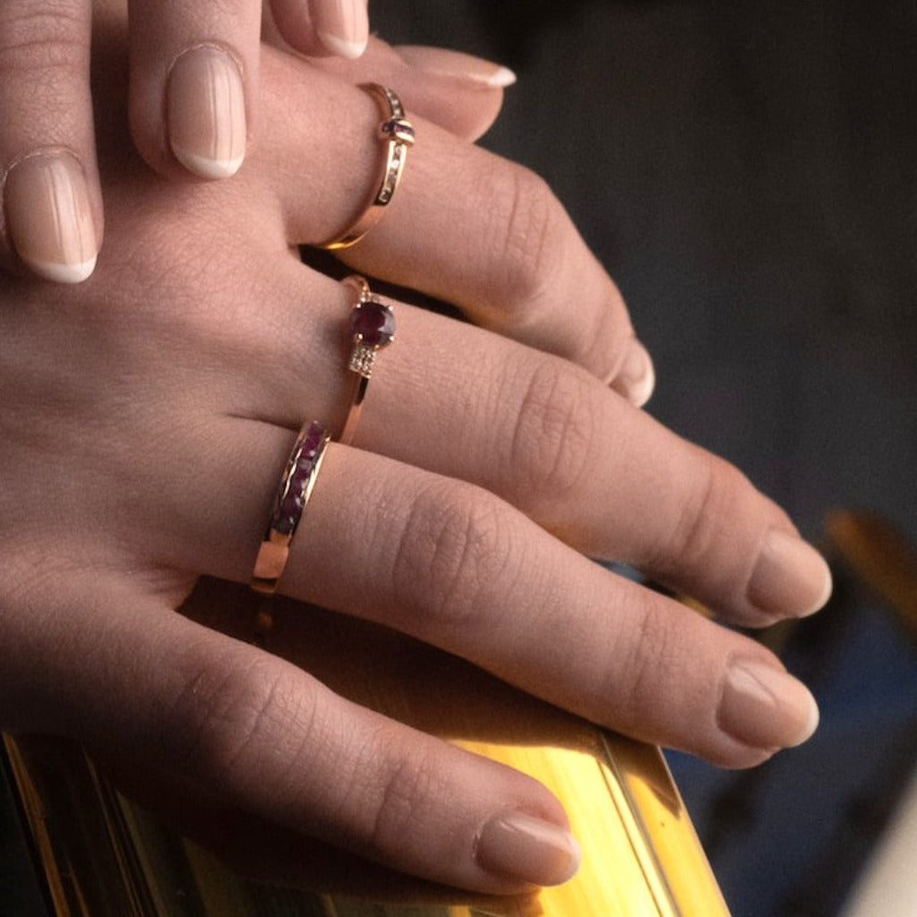 Sortija en oro rosa de 18 quilates, con un rubí central y diamantes. Joyería Pamplona.