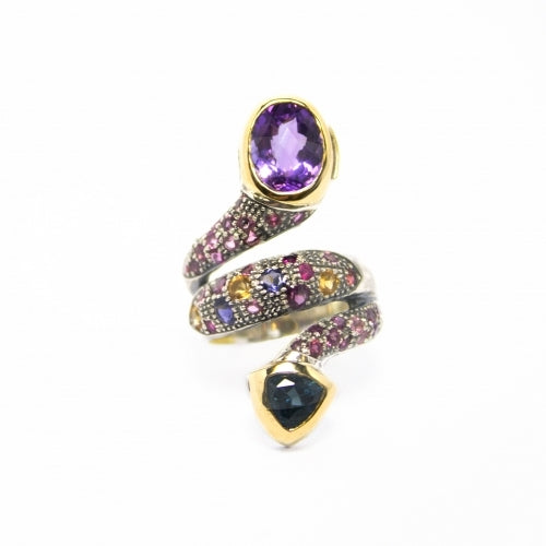 Anillo realizado en plata de primera ley (925) y oro 9 de quilates con amatista lila, topacio azul, iolitas, rodonitas y cítricos. Gabriela Styliano Pamplona