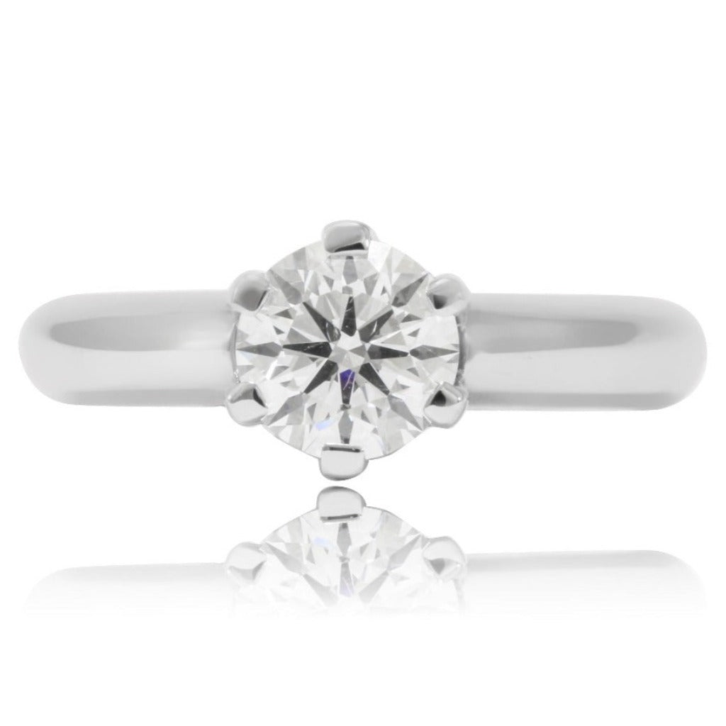 Sortija de oro blanco de 18kt con diamante. Joyería Pamplona