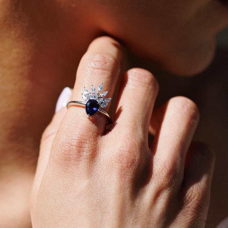 Anillo de plata circonita azul. Joyería Pamplona