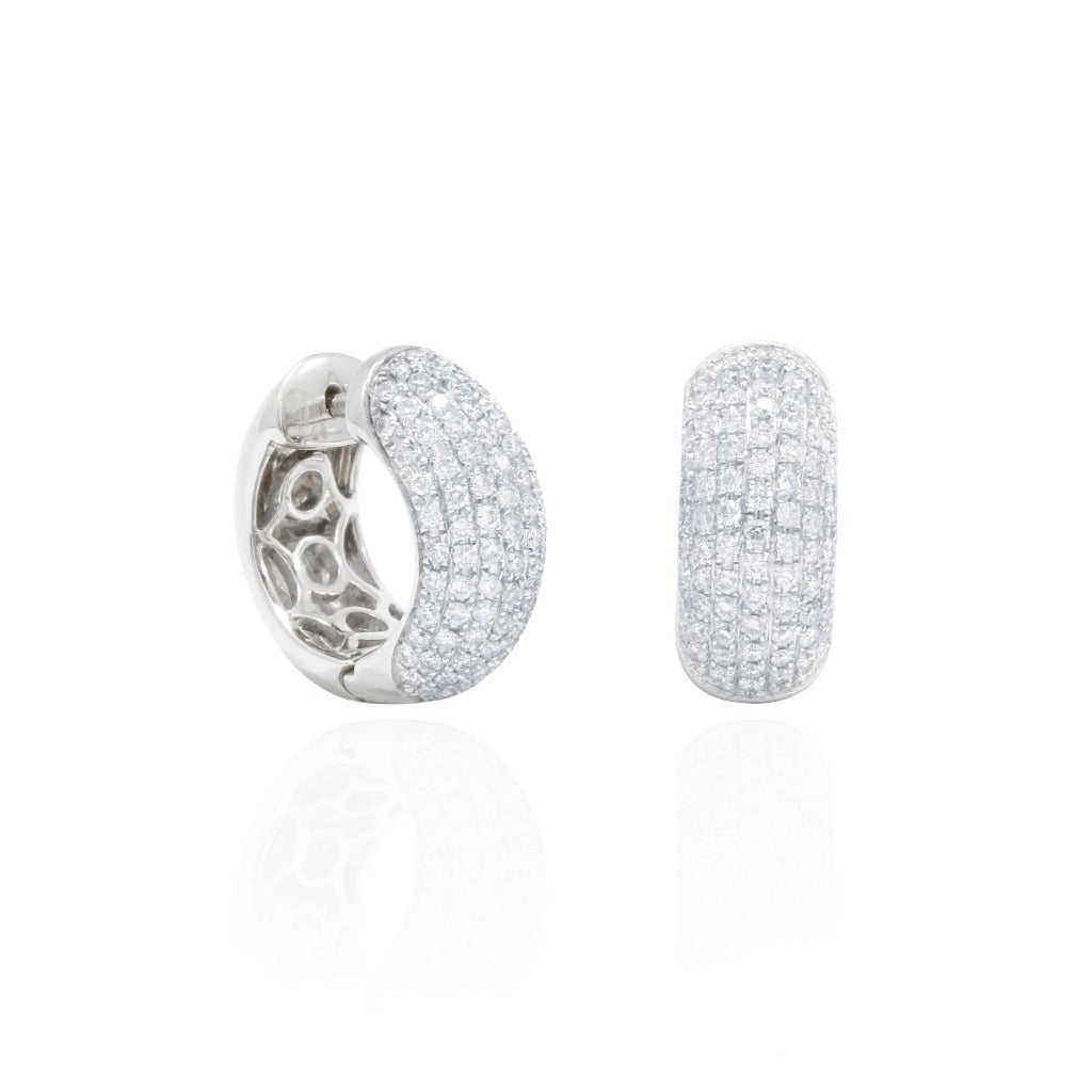 Pendientes aro de oro blanco de 18 quilates con diamantes talla brillante. Pendientes de novia. Joyería Pamplona.