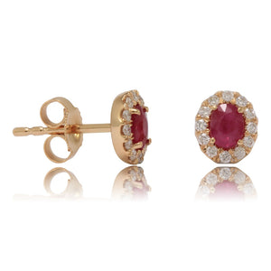 Pendientes realizados en oro rosa con dos rubís ovales centrales y orlas con 24 diamantes