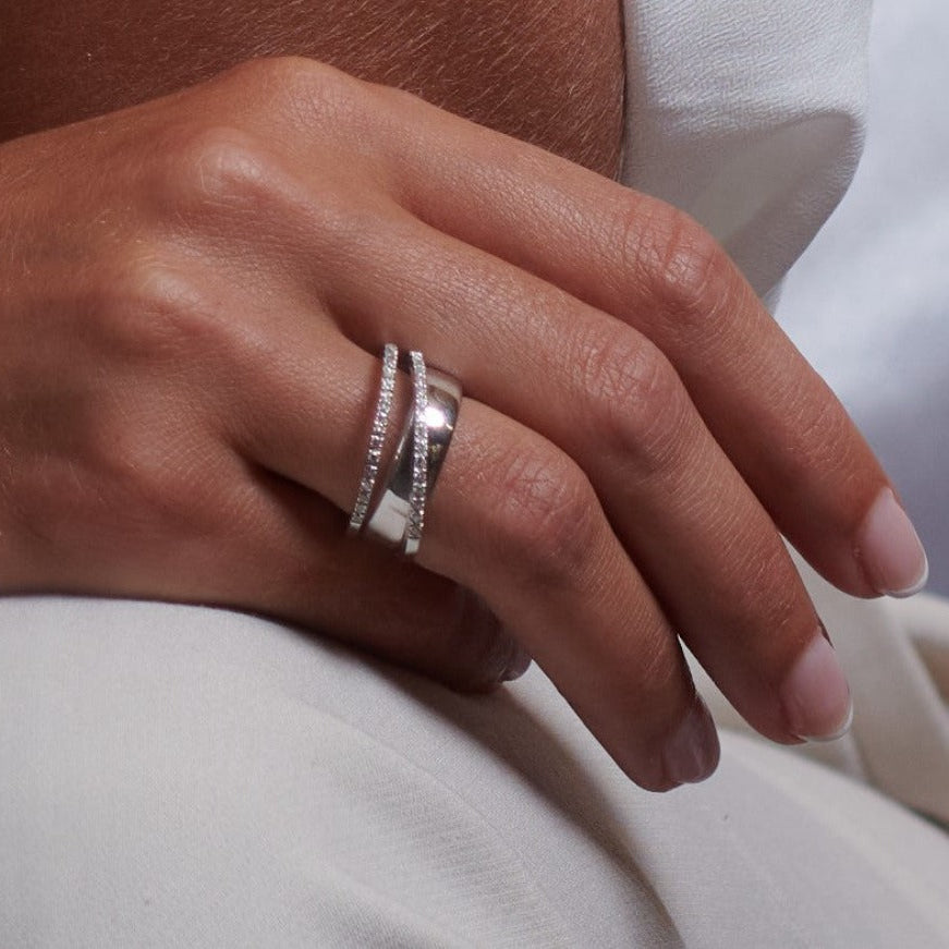 Sortija en oro blanco de 18 quilates, con dos bandas de 15 diamantes talla brillante cada una engarzados en garras. Joyería Pamplona.