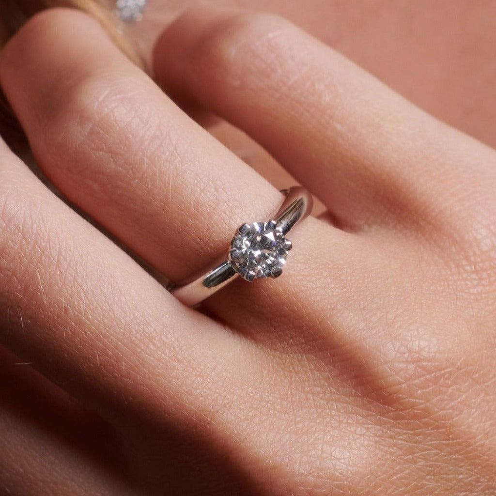 Sortija de oro blanco de 18kt con diamante. Joyería Pamplona