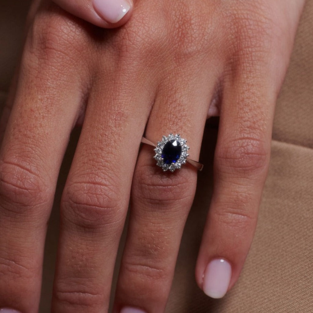 Sortija en oro blanco de 18 quilates, con un zafiro y diamantes. Joyería Pamplona