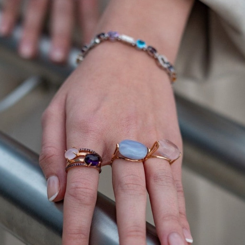 Pulsera en oro blanco de 18 quilates, zafiros de colores alternados con diamantes. Joyería Pamplona.