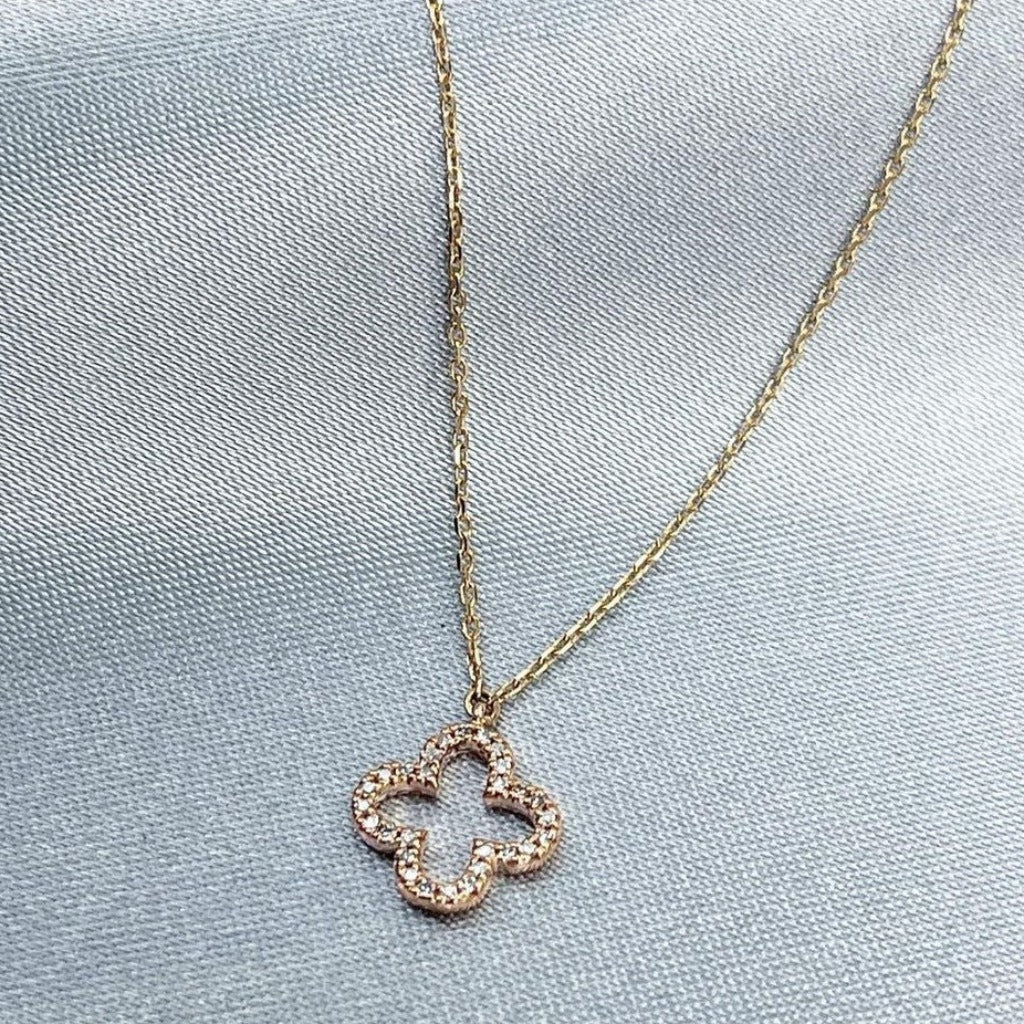 Gargantilla en oro rosa de 18 quilates con un trébol con diamantes. Joyería Pamplona.