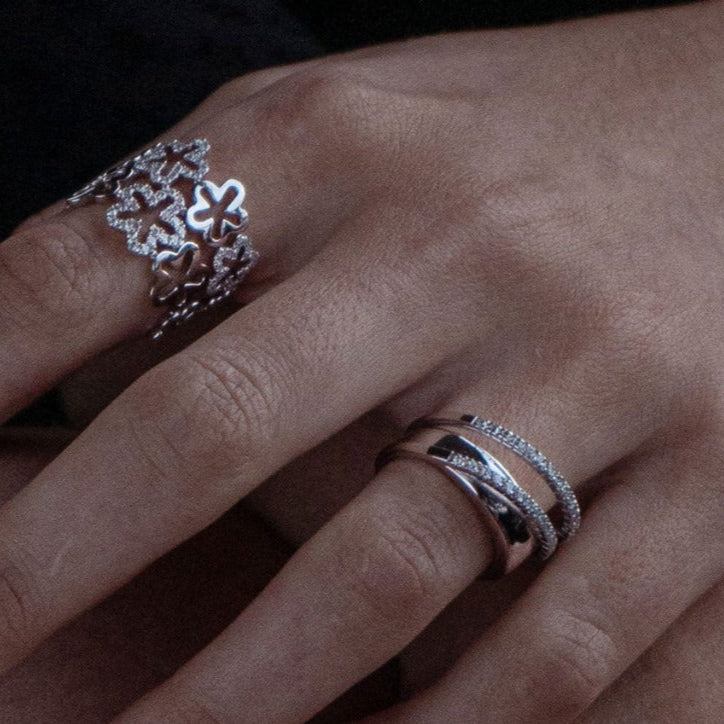 Sortija en oro blanco de 18 quilates, con dos bandas de 15 diamantes talla brillante cada una engarzados en garras. Joyería Pamplona.