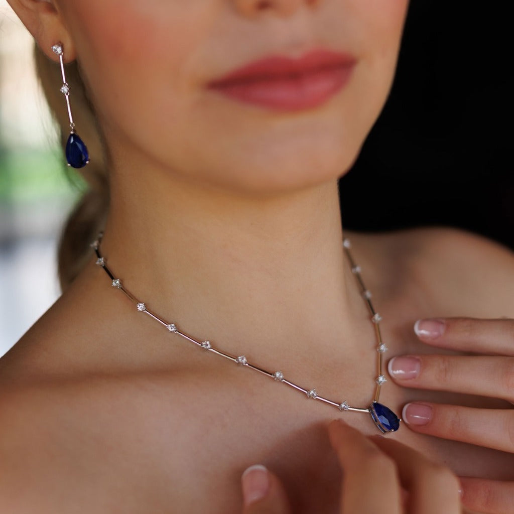 Pendiente largo de plata de primera ley con circonita azul oscuro