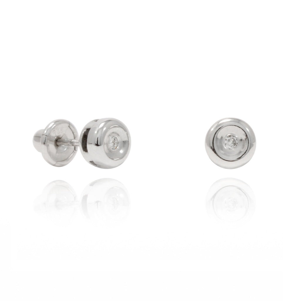 Pendientes de bebé realizados en oro blanco de 18 quilates con dos solitarios de diamante talla brillante engastados en chatón.