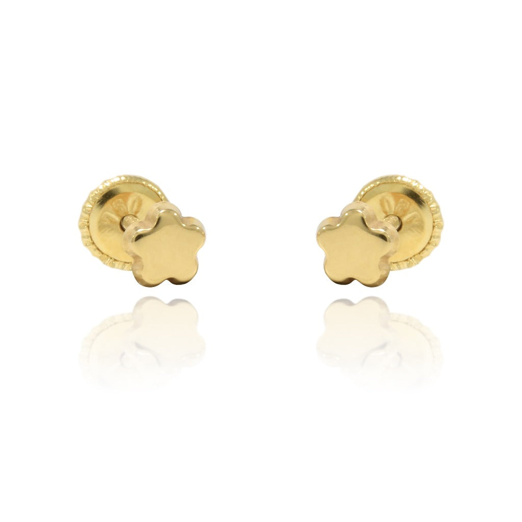 Pendientes de bebé en oro amarillo de 18 quilates con forma de flor pequeña y cierre a rosca.