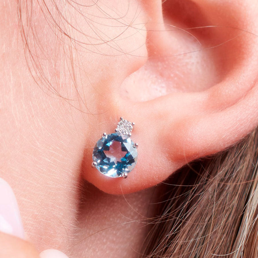 Pendientes de topacio azul con diamantes.
