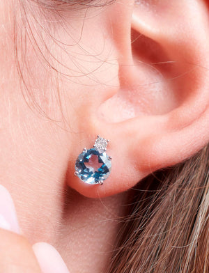 Pendientes de topacio azul con diamantes.