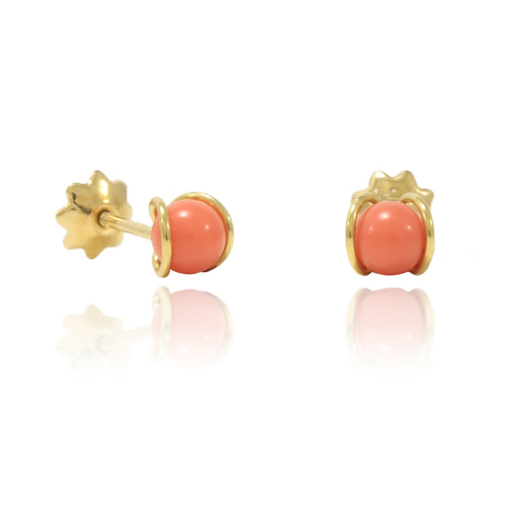 Pendientes de niña realizados en oro amarillo de 18 quilates con coral. Sistema de cierre a rosca.