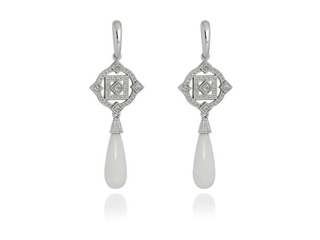 Pendientes de plata de primera ley (925) con baño de rodio, circonita blanca y ágata blanca. (largo: 5,7 cm.). Colección de Marina García.